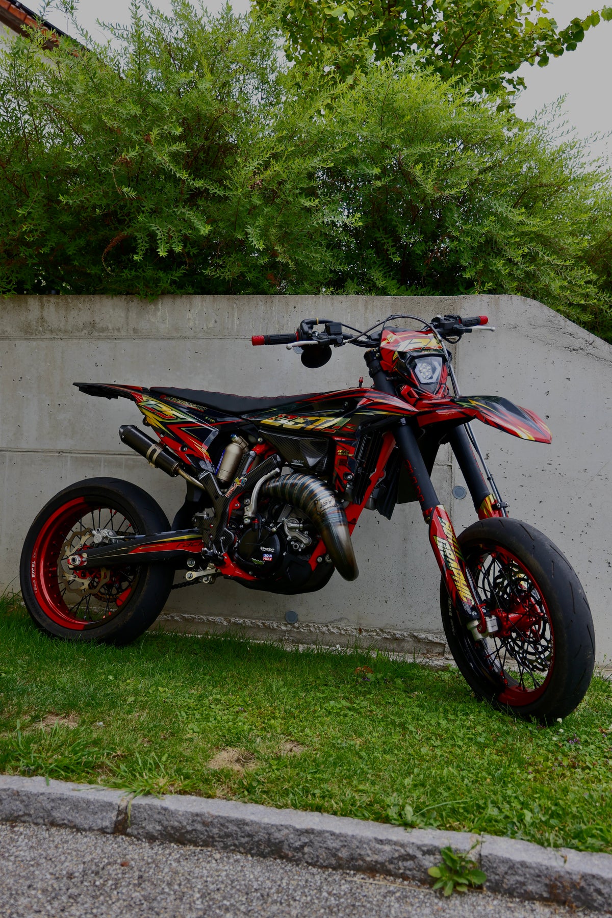 FULL CUSTOM GRAPHIC